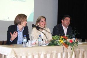 Diretora Regional da Educação, Fabíola Cardoso, à esquerda e Pilar Damião, Diretora Regional da Juventude, ao centro